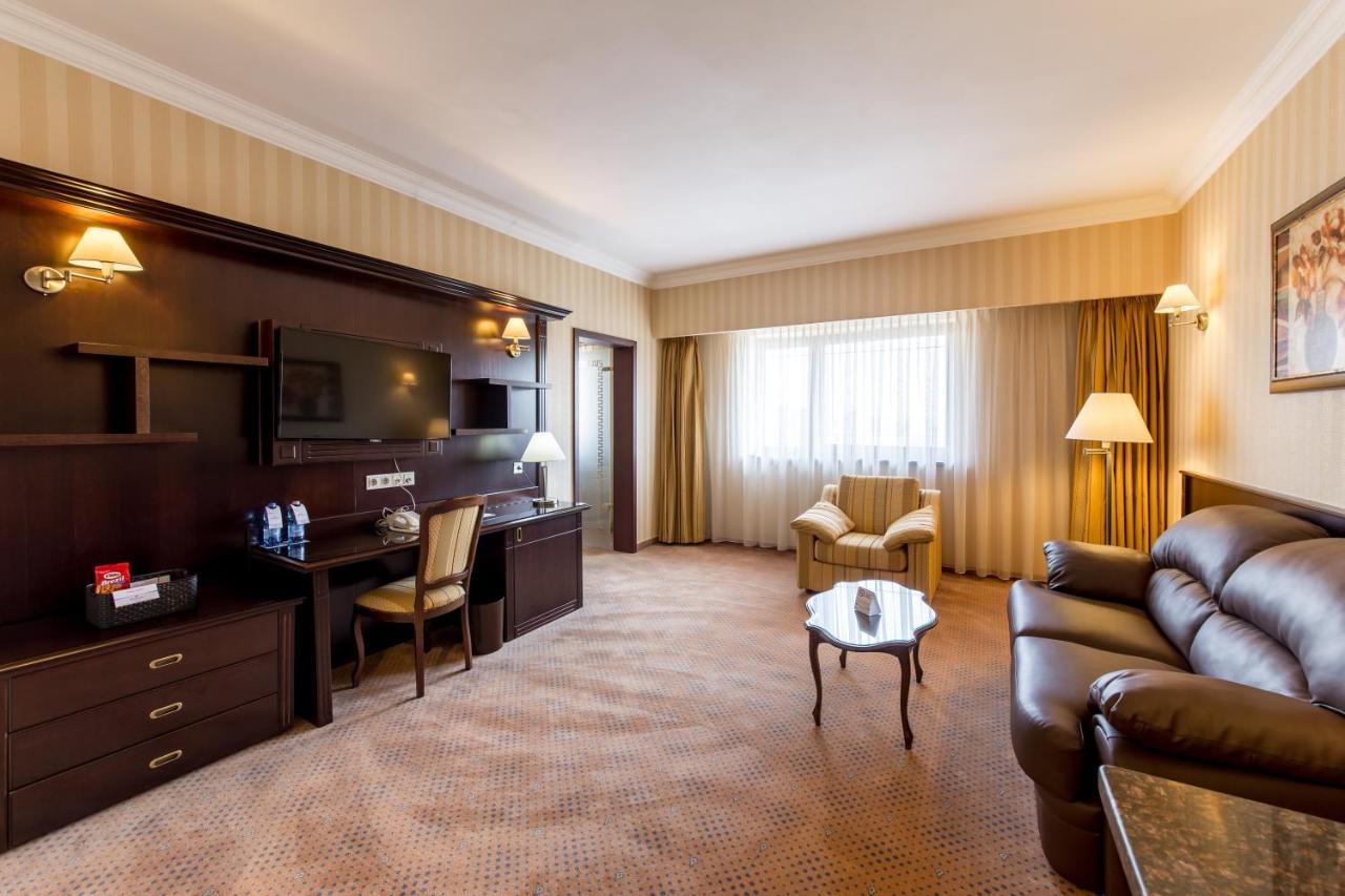 Ramada Hotel & Suites By Wyndham Bucharest North Exterior foto
