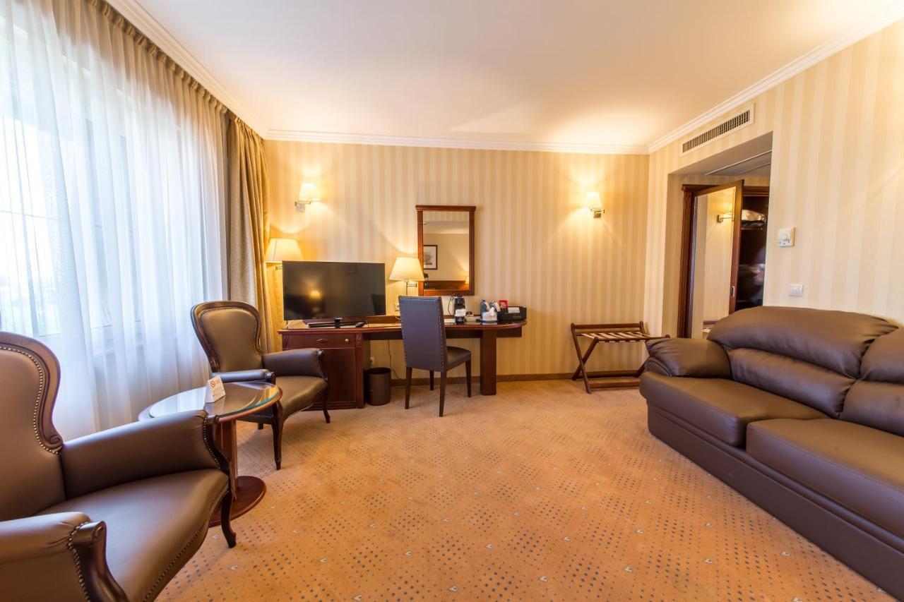 Ramada Hotel & Suites By Wyndham Bucharest North Exterior foto