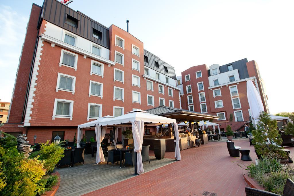 Ramada Hotel & Suites By Wyndham Bucharest North Exterior foto