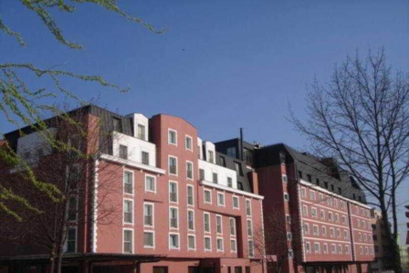 Ramada Hotel & Suites By Wyndham Bucharest North Exterior foto